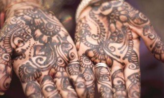 طريقة عمل عجينة الحناء للنقش